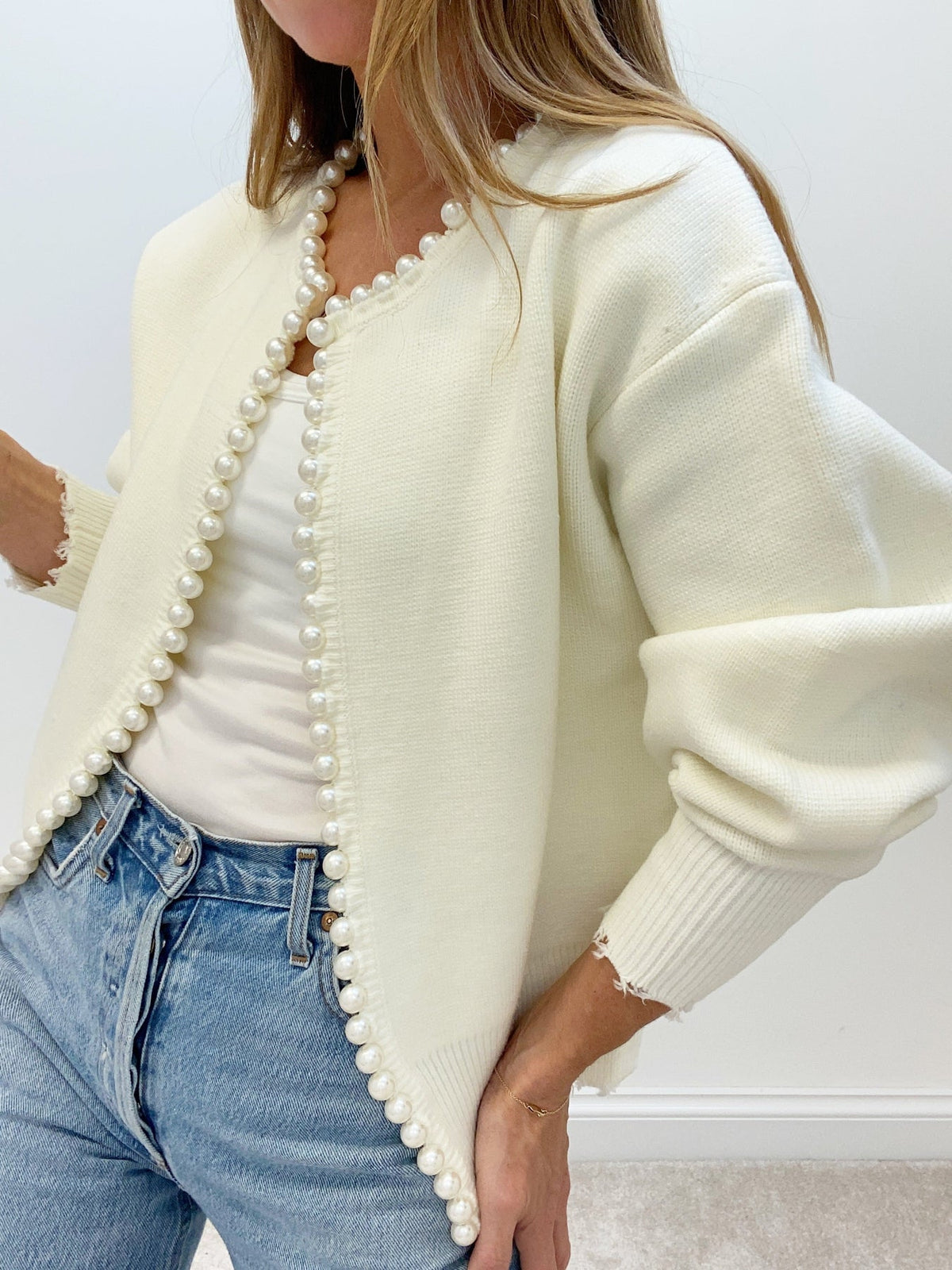 Blanca • Chaqueta De Punto Con Perlas Y Bajo Deshilachado