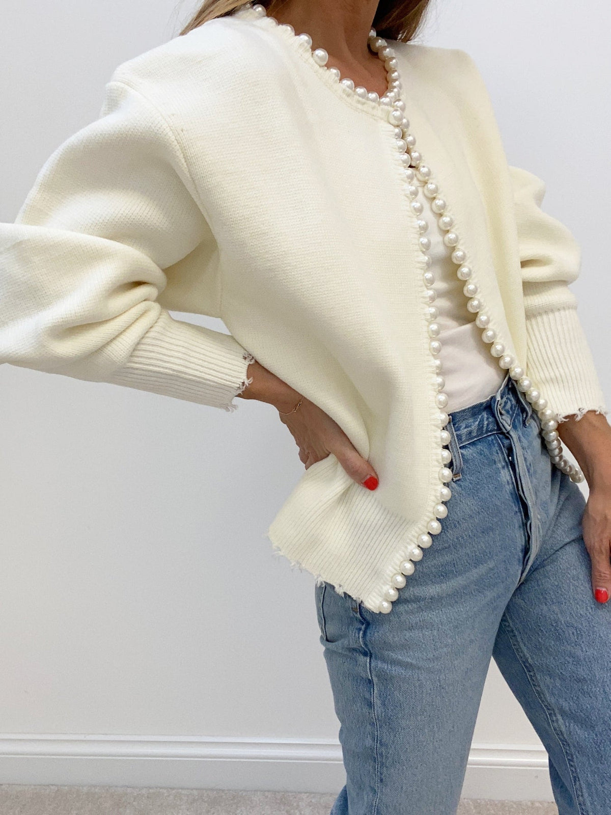Blanca • Chaqueta De Punto Con Perlas Y Bajo Deshilachado