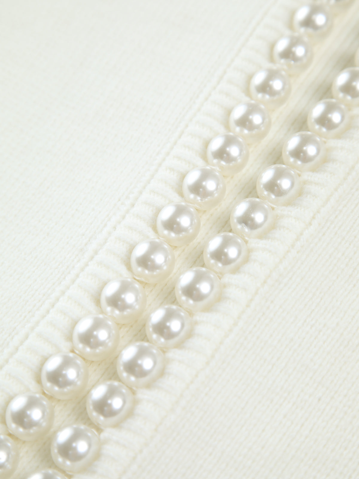Blanca • Chaqueta De Punto Con Perlas Y Bajo Deshilachado