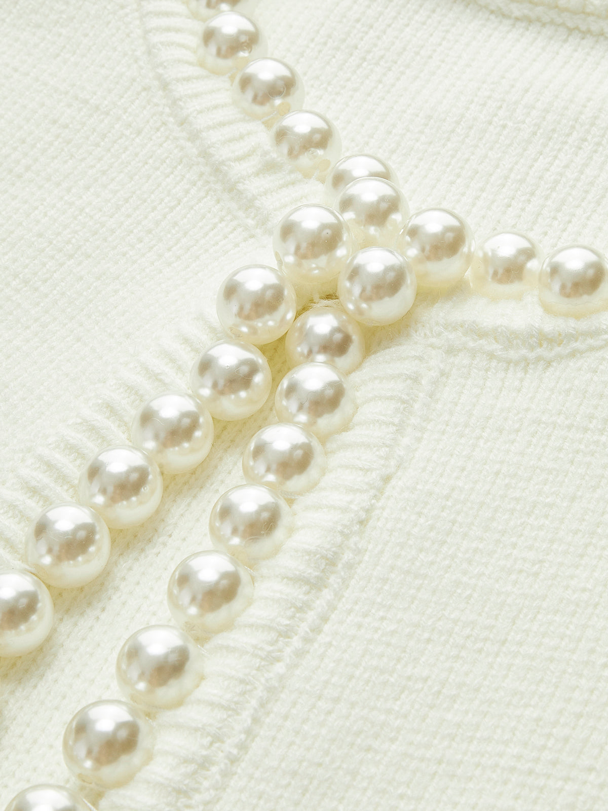 Blanca • Chaqueta De Punto Con Perlas Y Bajo Deshilachado